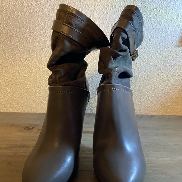 Metaphor gray ankle booties size 6 NWT - Picture 2 of 7